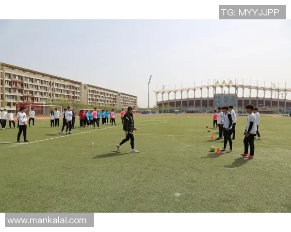 足球明星亲自授课揭秘训练技巧与心理素质提升的教育视频